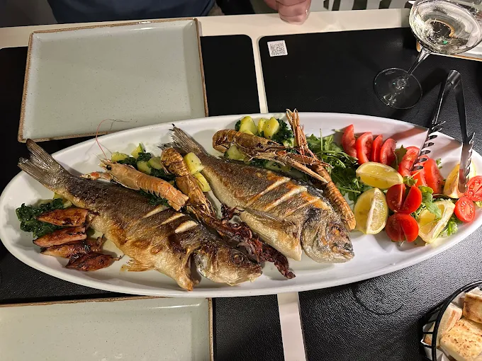 Restoran Zmaj — svježa riba Makarska